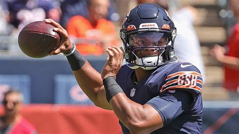 Bears QB Justin Fields Scores First NFL TD: [WATCH]