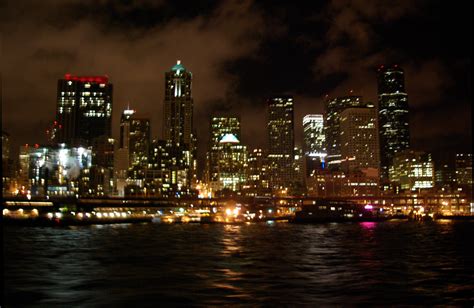 File:Seattle waterfront at night.jpg - Wikimedia Commons