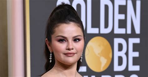 Selena Gomez’s Makeup Artist Achieves a Soft Lip Color With This Technique - Showbiz Khabri