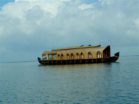 Kumarakom Lake Resort | Luxury Accommodation | Houseboats