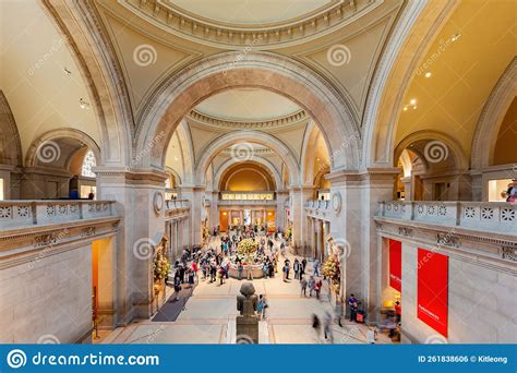 Interior View of the Metropolitan Museum of Art Editorial Photo - Image ...