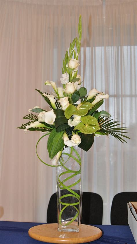 Floral arrangement | Fresh flowers arrangements, Church flower arrangements, Flower vase ...