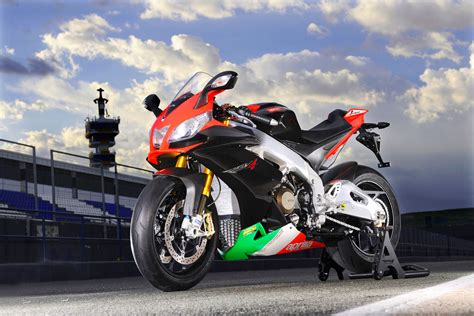 APRILIA RSV4 Factory APRC SE (2010-2011) Specs, Performance & Photos ...