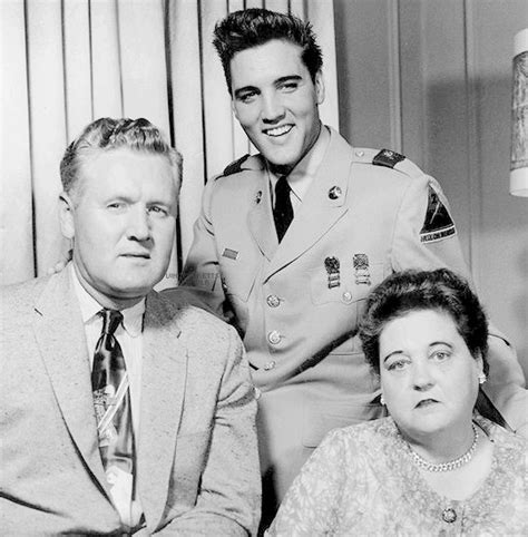 ELVIS WITH HIS PARENTS - JUNE 1958 (Photo #1). The last family portrait ...