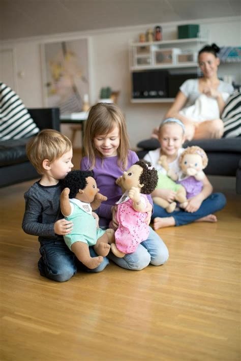 Jugar con muñecas y sus múltiples beneficios
