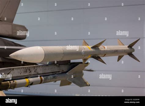 Live AIM-120 AMRAAM missile on a F-16 jet Stock Photo - Alamy