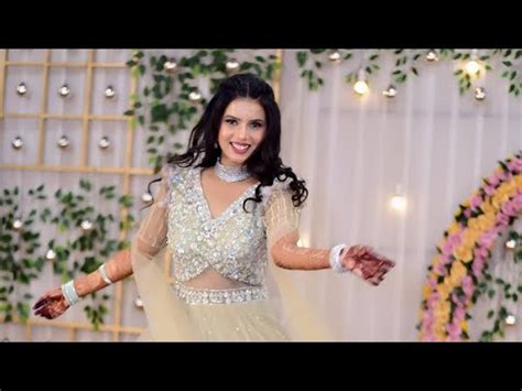 "Mesmerizing Moments: Bride's Solo Dance Performance at Engagement for Family & Groom: Watch Now ...