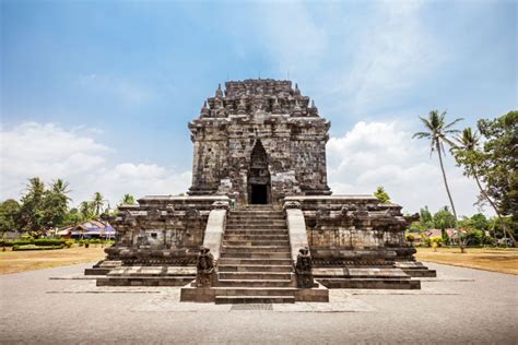 Candi Mendut - Review, Lokasi & Harga Tiket (Candi Budha Tertua)