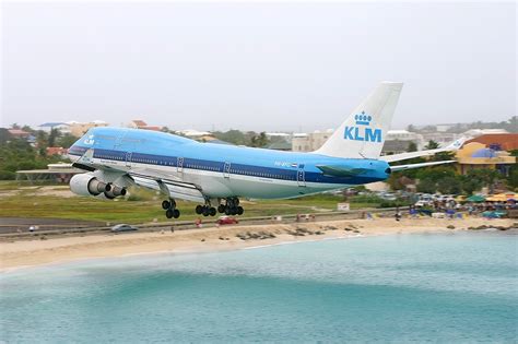 File:KLM Boeing 747-400 landing SXM Coleman.jpg