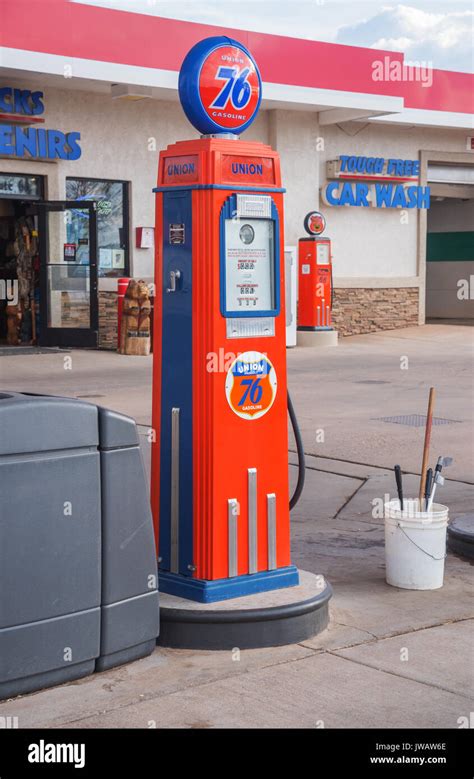 76 gas station hi-res stock photography and images - Alamy