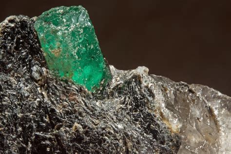 File:Émeraude, phlogopite, quartz 7100.0055.jpg - Wikimedia Commons