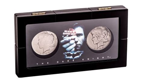 Batman: Heads Or Fails Harvey Dent & Two-Face Coin Display - Merchoid EU