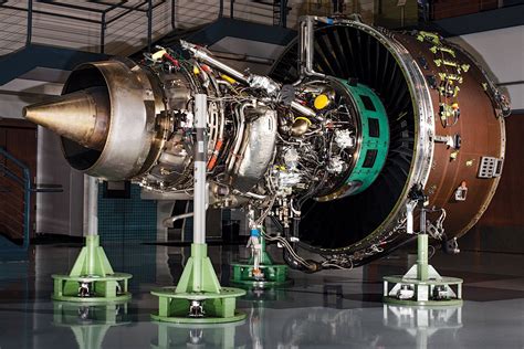Pratt & Whitney’s new PurePower Geared Turbofan aircraft engine [2200 x ...