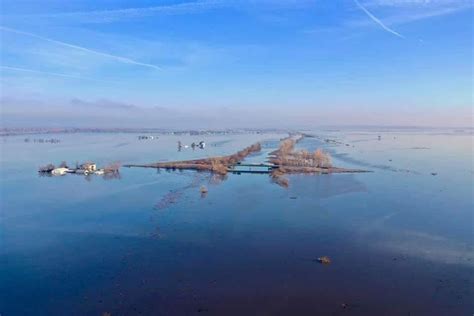 Interstate 29 south of Glenwood Iowa overtaken by Missouri river : r/weather