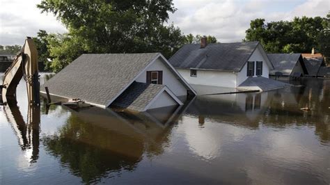 Minot businesses use creativity to survive flood | MPR News