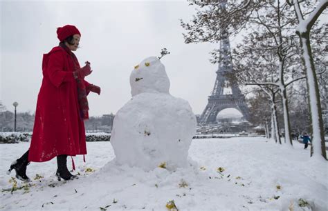 Rare snow brings Paris to scenic standstill