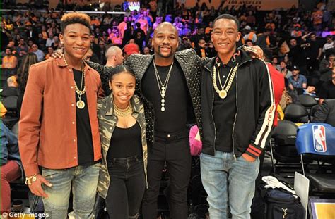 Floyd Mayweather pictured with children at LA Lakers game | Daily Mail ...