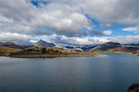 Premium Photo | Riano reservoir in the province of leon