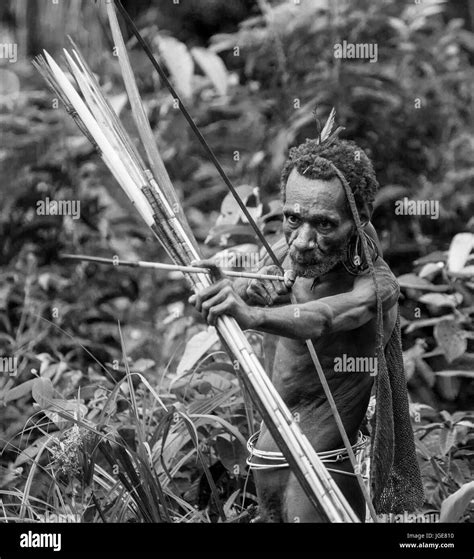 Korowai tribe men new guinea Black and White Stock Photos & Images - Alamy