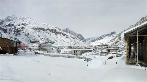 These 23 Dedicated People in Badrinath are Braving Record Snowfall