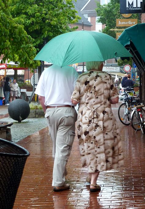 File:Couple in the rain 01.jpg - Wikimedia Commons