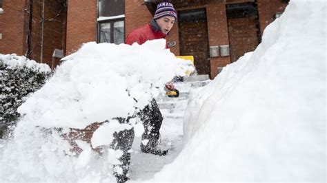 Snow tapers off, temperature to drop into frostbite zone | CBC News