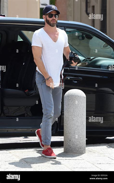 Chris Pine dressed casually wearing a New York Yankees baseball cap and white t-shirt and jeans ...