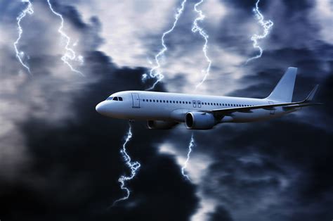 Pilot's Cockpit View When Landing Plane in Lightning Storm Stuns ...