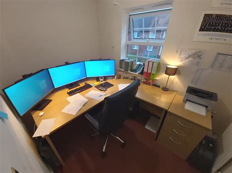 Triple Monitor Setup : r/Workspaces