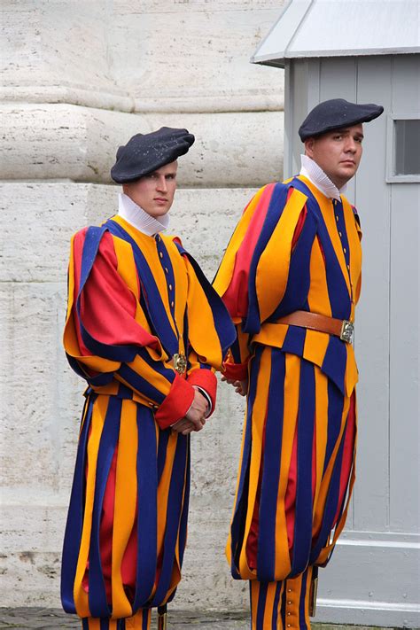 Swiss guards in the Vatican City, 2010 - Swiss Guard - Wikipedia | Swiss guard, Guard, Swiss