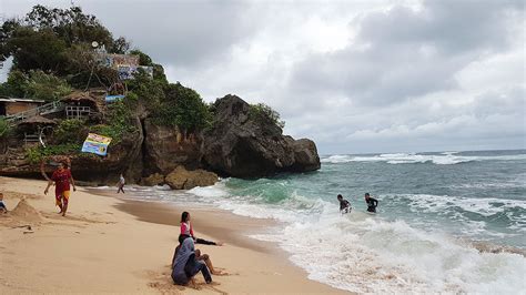 Pantai Indrayanti: Tiket Masuk, Lokasi, Fasilitas & Daya Tarik