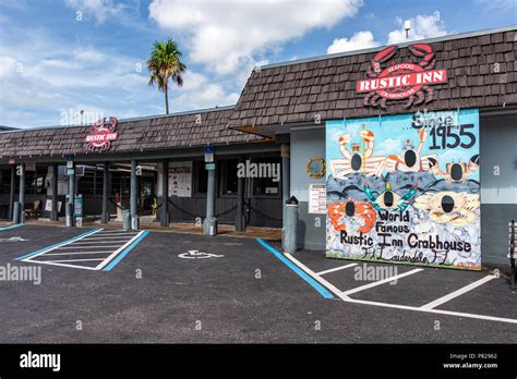 Exterior of the Rustic Inn Crabhouse seafood restaurant - Fort Lauderdale, Florida, USA Stock ...