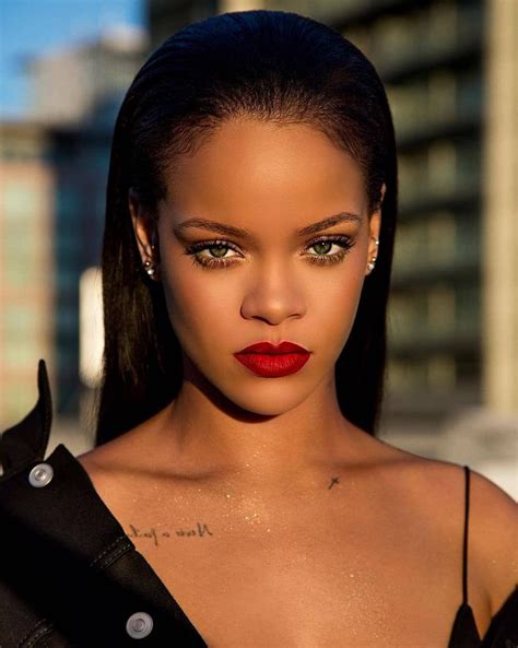Pop Base on Twitter: "🚨 Rihanna is in talks to headline the 2023 Super Bowl halftime show, TMZ ...
