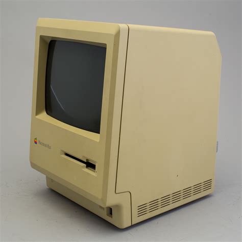 a Macintosh Plus 1Mb Apple computer from the late 1980s. - Bukowskis