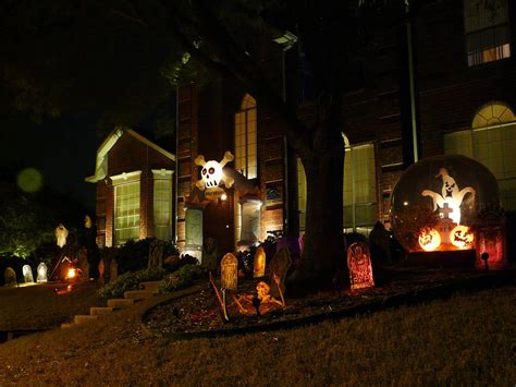 SPOOKY OUTDOOR DECORATIONS FOR THE HALLOWEEN NIGHT.... - Godfather Style