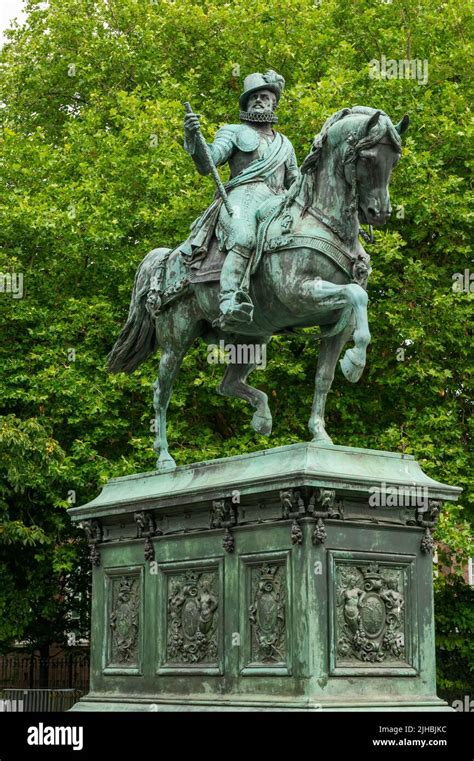 Prince Willem of Orange (Prins Willem van Oranje) statue outside the ...