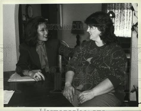 1987 Press Photo Connie Chung interviews Karen Hill, a surrogate mothe ...