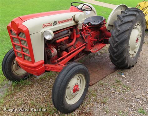 Ford 801 Powermaster tractor in Tecumseh, KS | Item DH0286 sold | Purple Wave