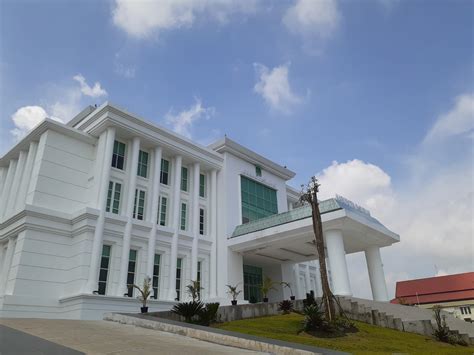 Megahnya Gedung Putih Kantor Bupati di Raci - WartaBromo