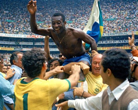 PELE AFTER BRAZIL VICTORY OVER ENGLAND IN 1970 WORLD CUP - 8X10 PHOTO (EE-053)