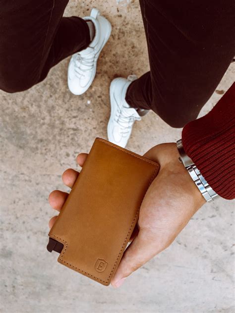 The Ekster Vachetta Wallet Outsmarts the Competition | Man of Many