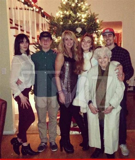 Lindsay Lohan & Family -- FELIZ NO DAD