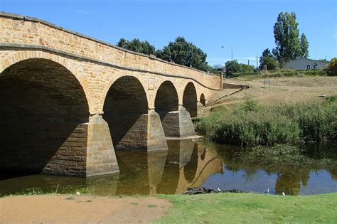 Richmond Bridge - the oldest bridge in Australia - Fiiaelina