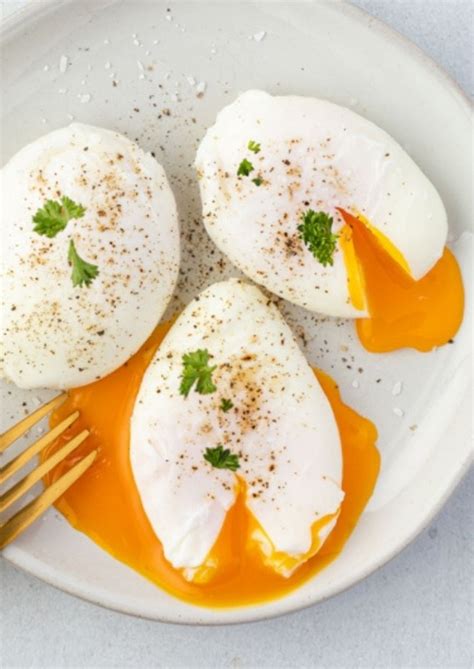 Poached Eggs Recipe - Flavor the Moments