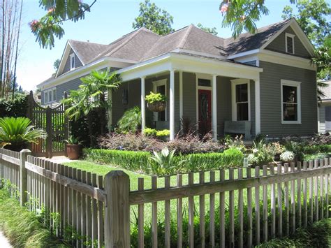 The OtHeR HoUsToN: THE BUNGALOW PORCH GARDEN