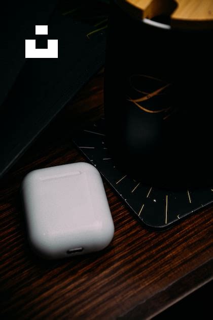 White apple airpods charging case photo – Free Purple Image on Unsplash