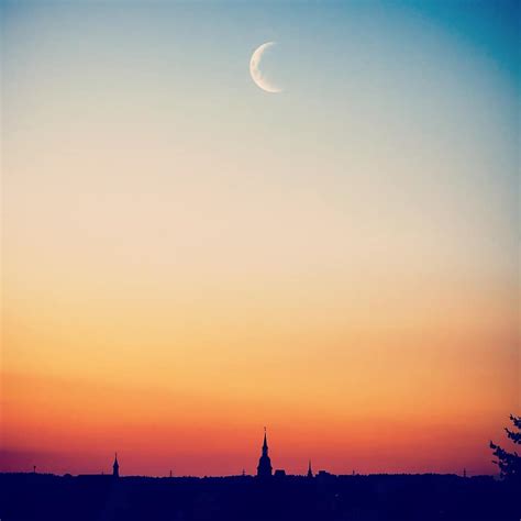 city, evening, moon, sunset, moonlight, night, atmosphere, mystical, mood, sky, romantic | Pikist