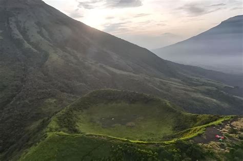 Rekomendasi Wisata Mendaki Gunung di Indonesia