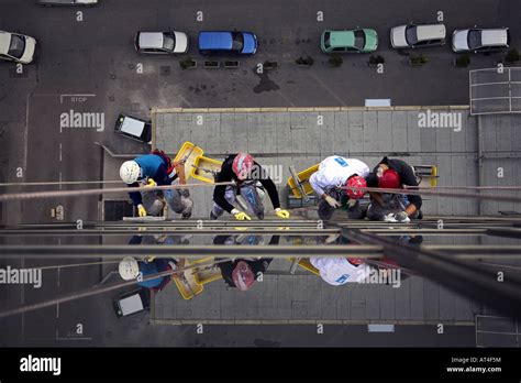 Cleaning the windows on skyscraper Stock Photo - Alamy