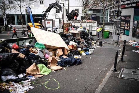 Paris garbage collectors announce new rolling strike